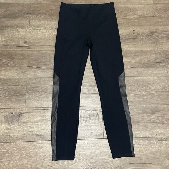 Spanx Perforated Faux Leather Panel Legging Very Black sz M - Picture 2 of 11